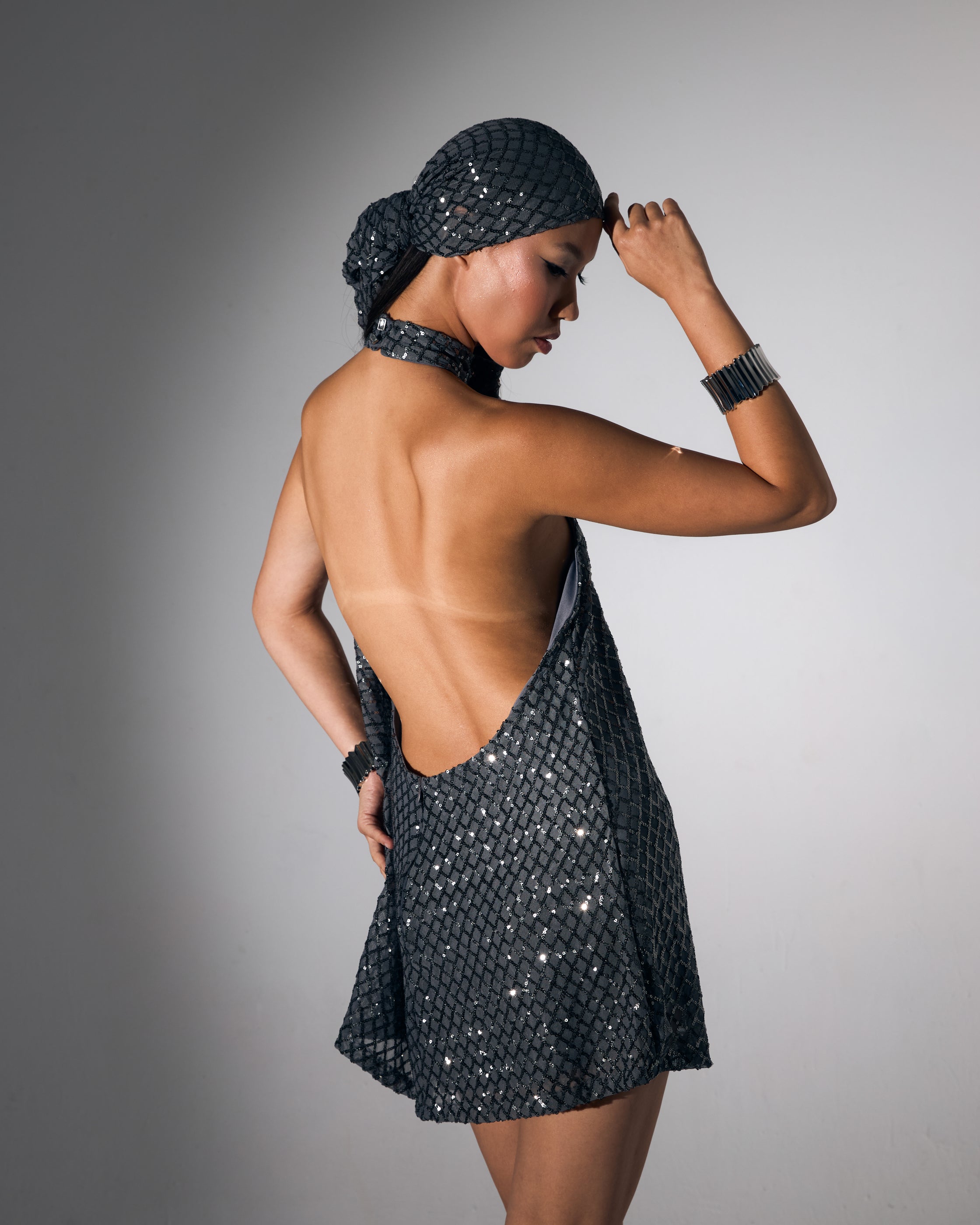 Sırt Dekolteli Boğazlı Gümüş Payetli Mini Abiye Elbise