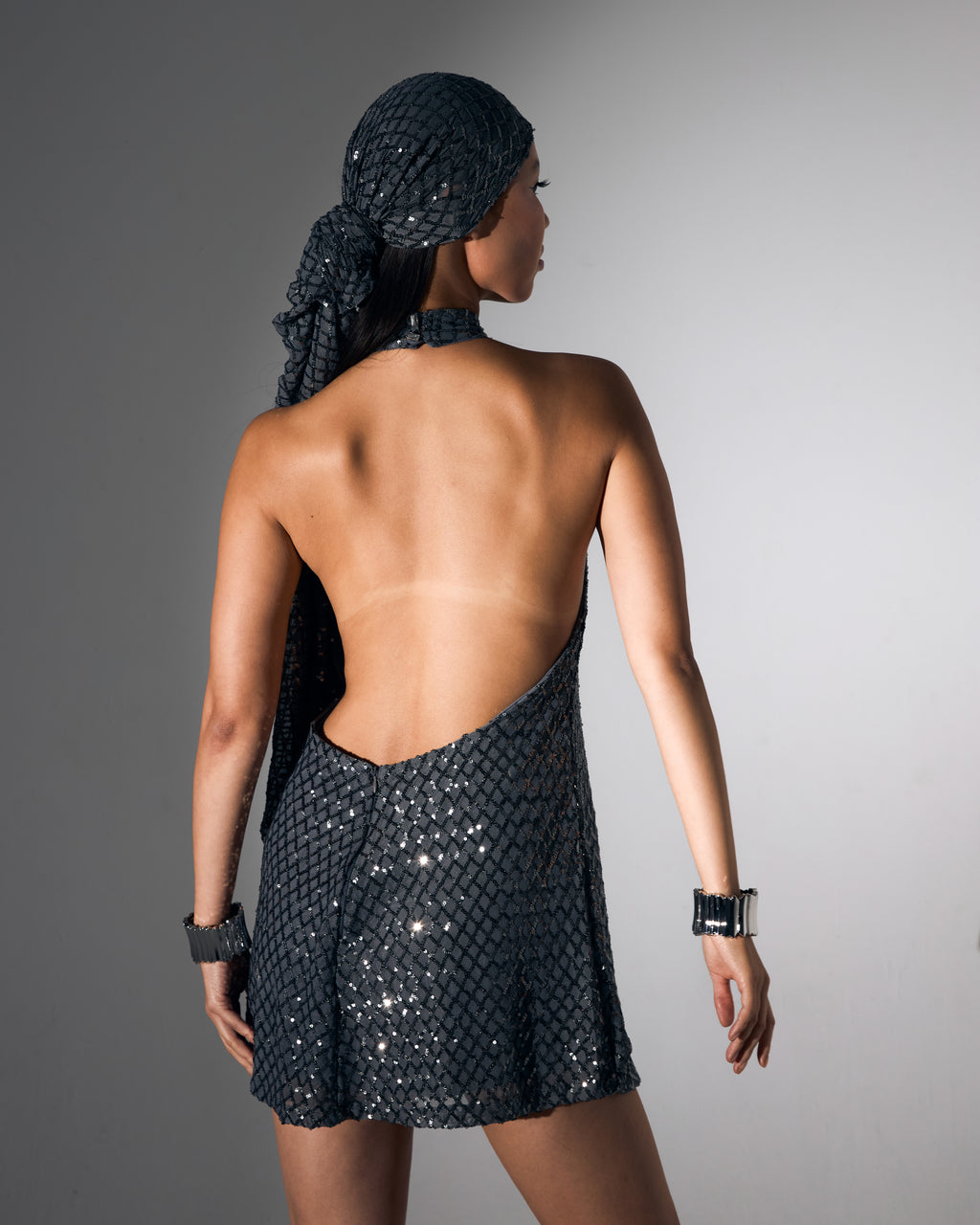 Sırt Dekolteli Boğazlı Gümüş Payetli Mini Abiye Elbise