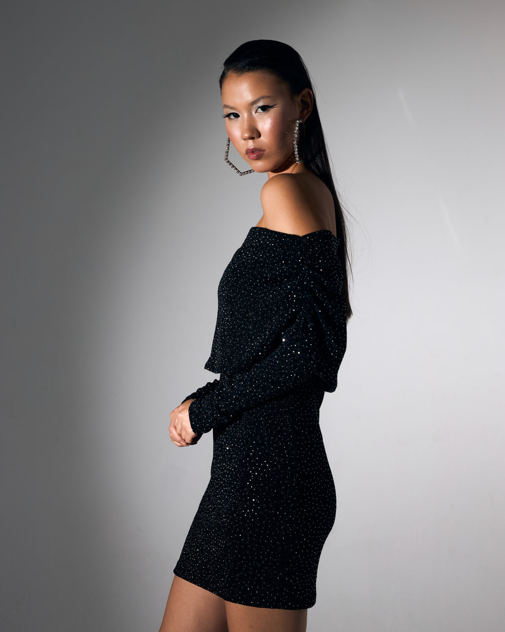 Kayık Yaka Siyah Üzeri Taş İşlemeli Mini Abiye Elbise