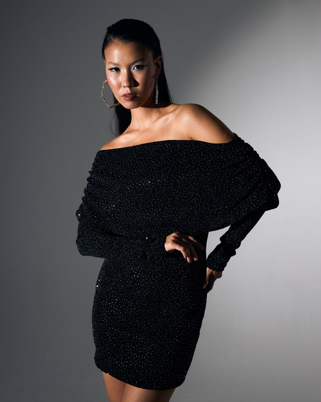 Kayık Yaka Siyah Üzeri Taş İşlemeli Mini Abiye Elbise