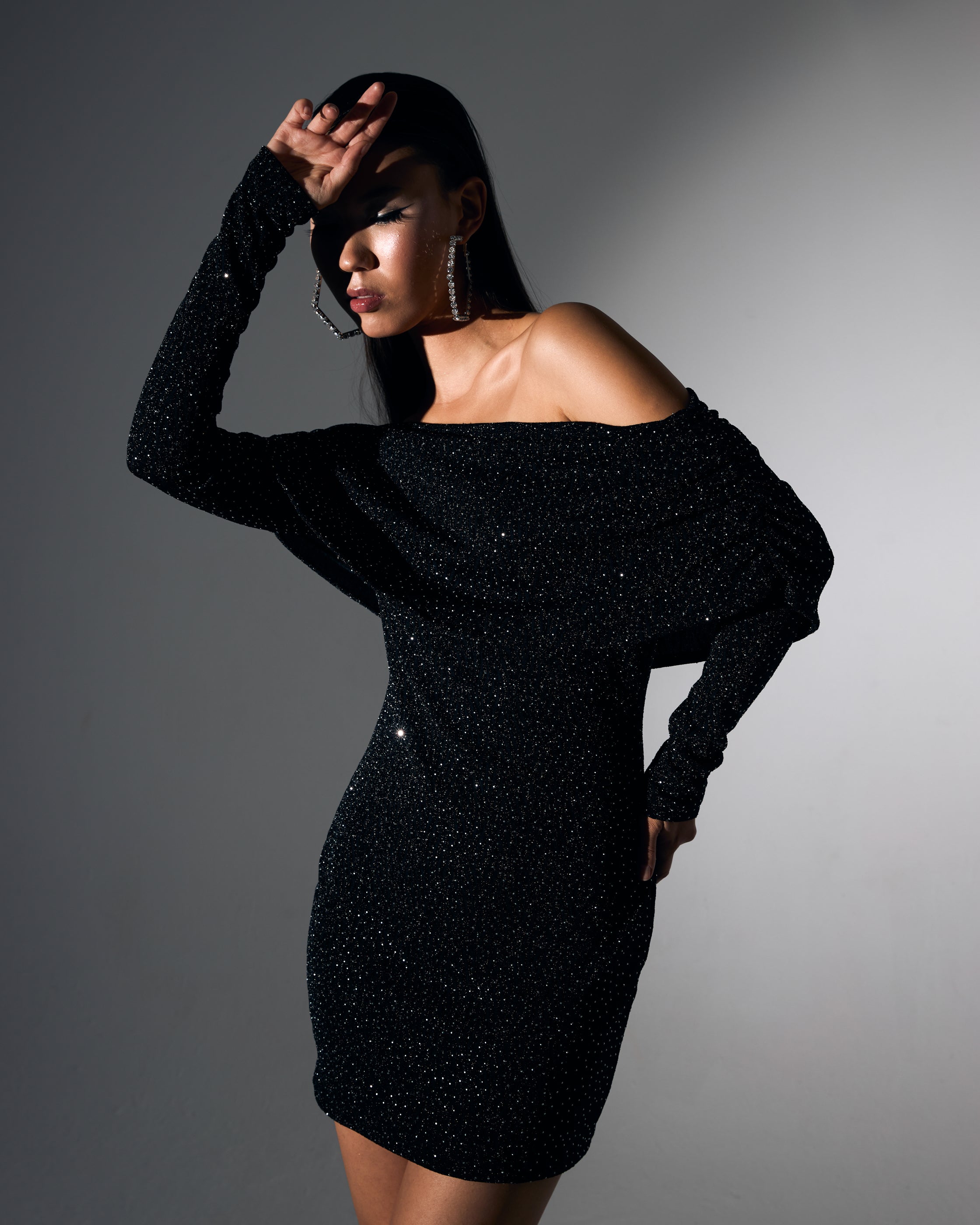 Kayık Yaka Siyah Üzeri Taş İşlemeli Mini Abiye Elbise