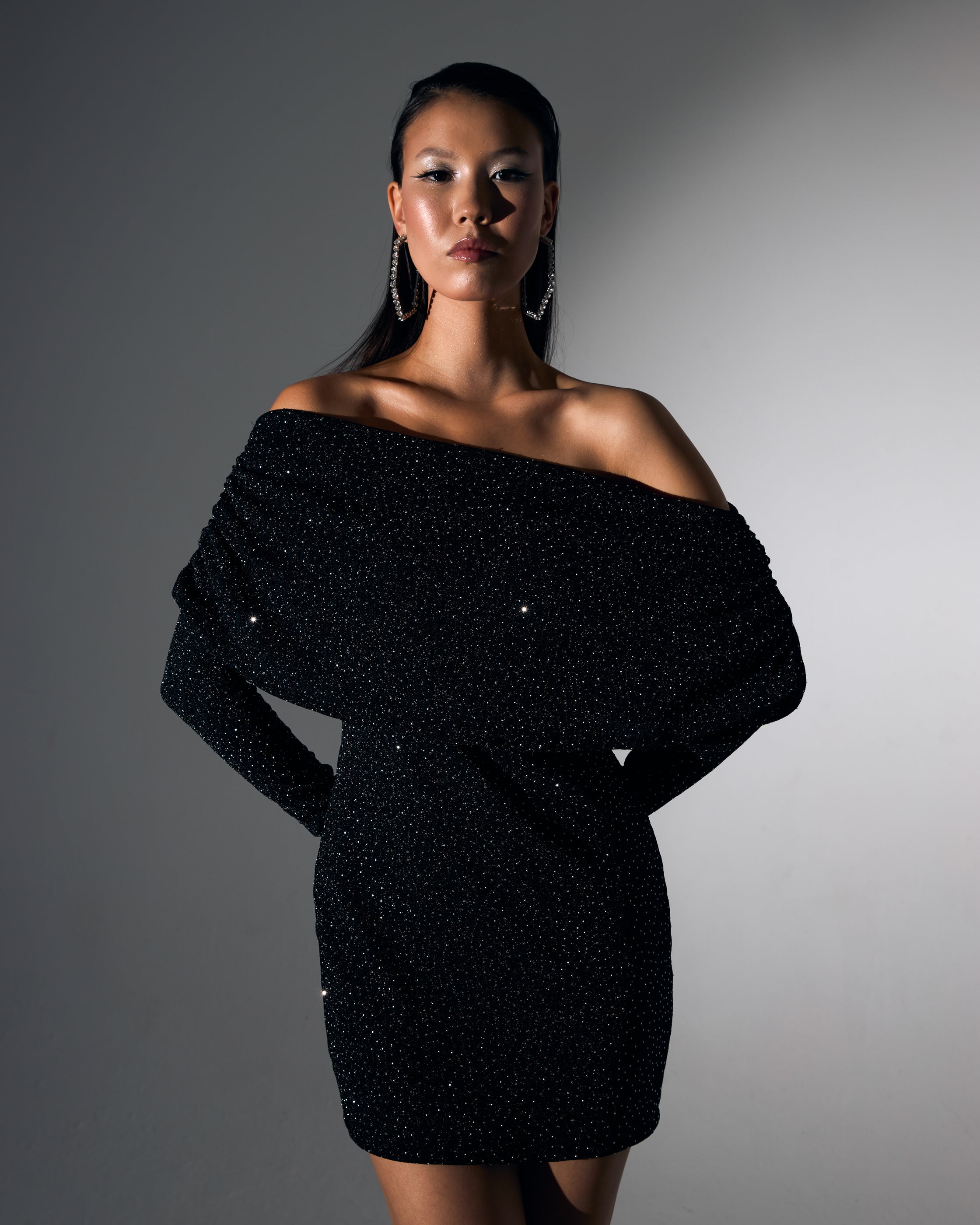 Kayık Yaka Siyah Üzeri Taş İşlemeli Mini Abiye Elbise