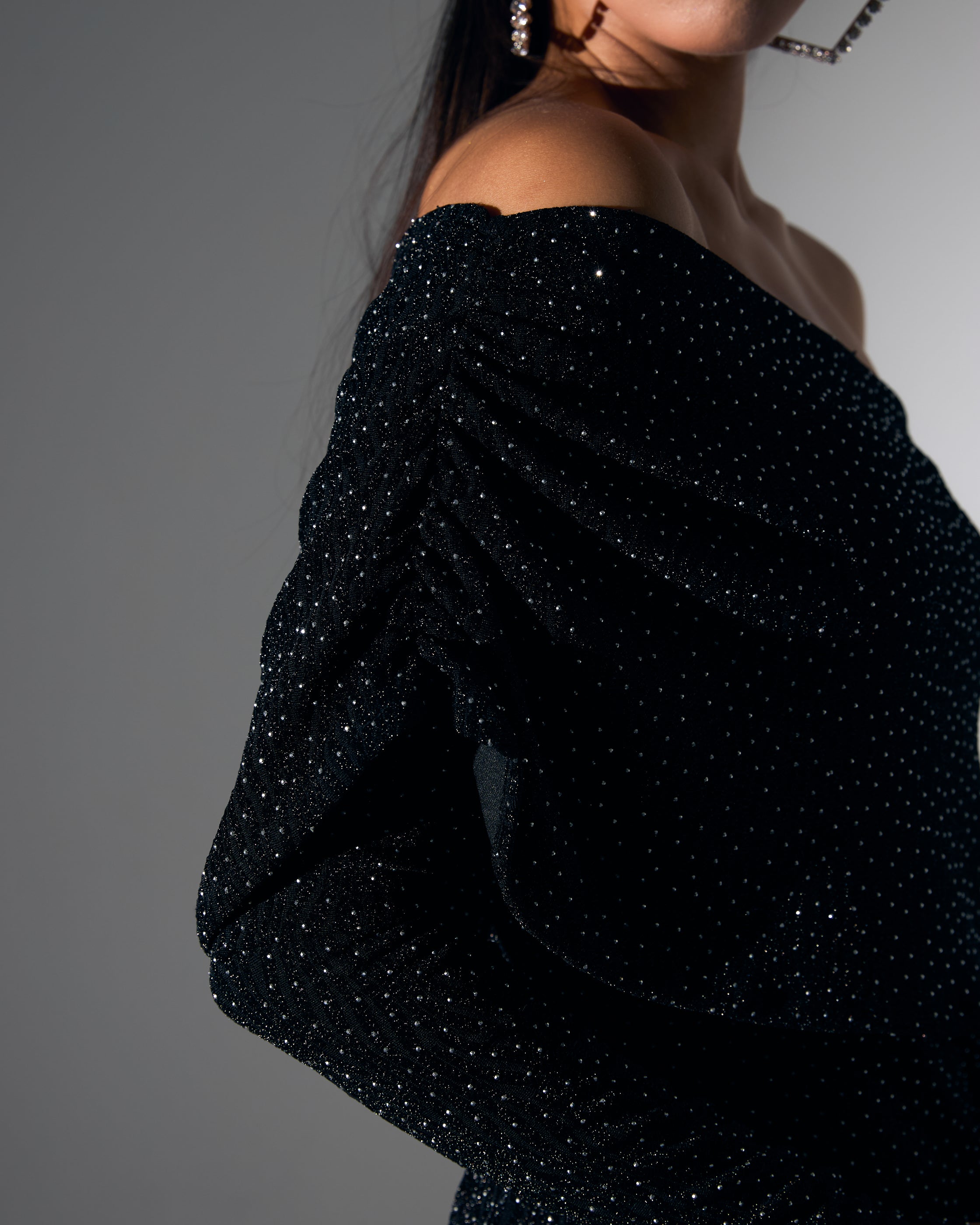 Kayık Yaka Siyah Üzeri Taş İşlemeli Mini Abiye Elbise