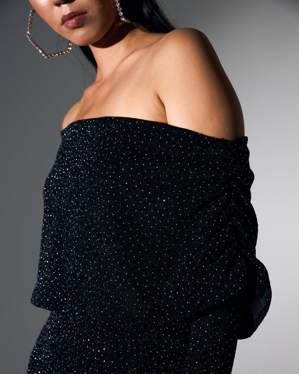 Kayık Yaka Siyah Üzeri Taş İşlemeli Mini Abiye Elbise