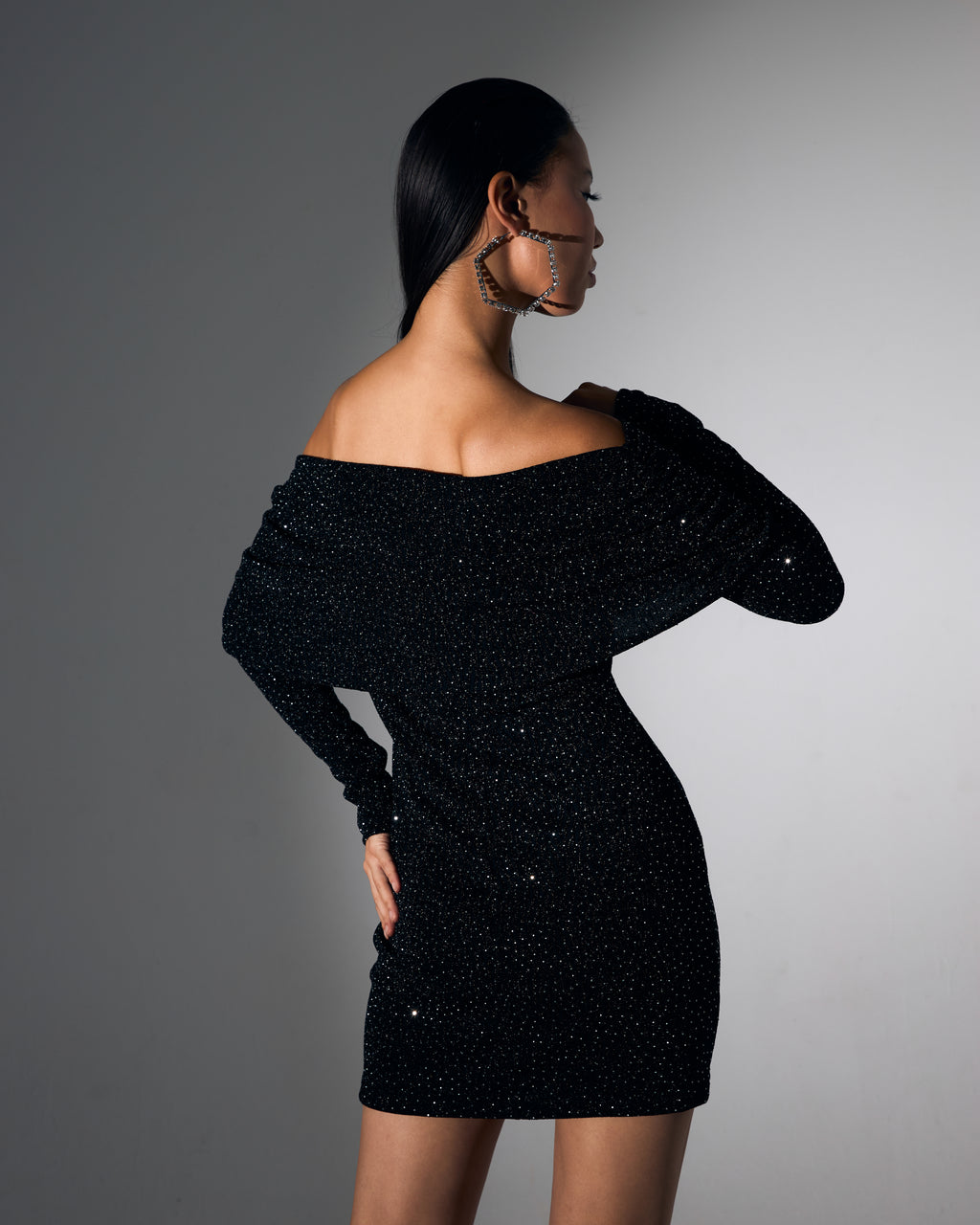 Kayık Yaka Siyah Üzeri Taş İşlemeli Mini Abiye Elbise