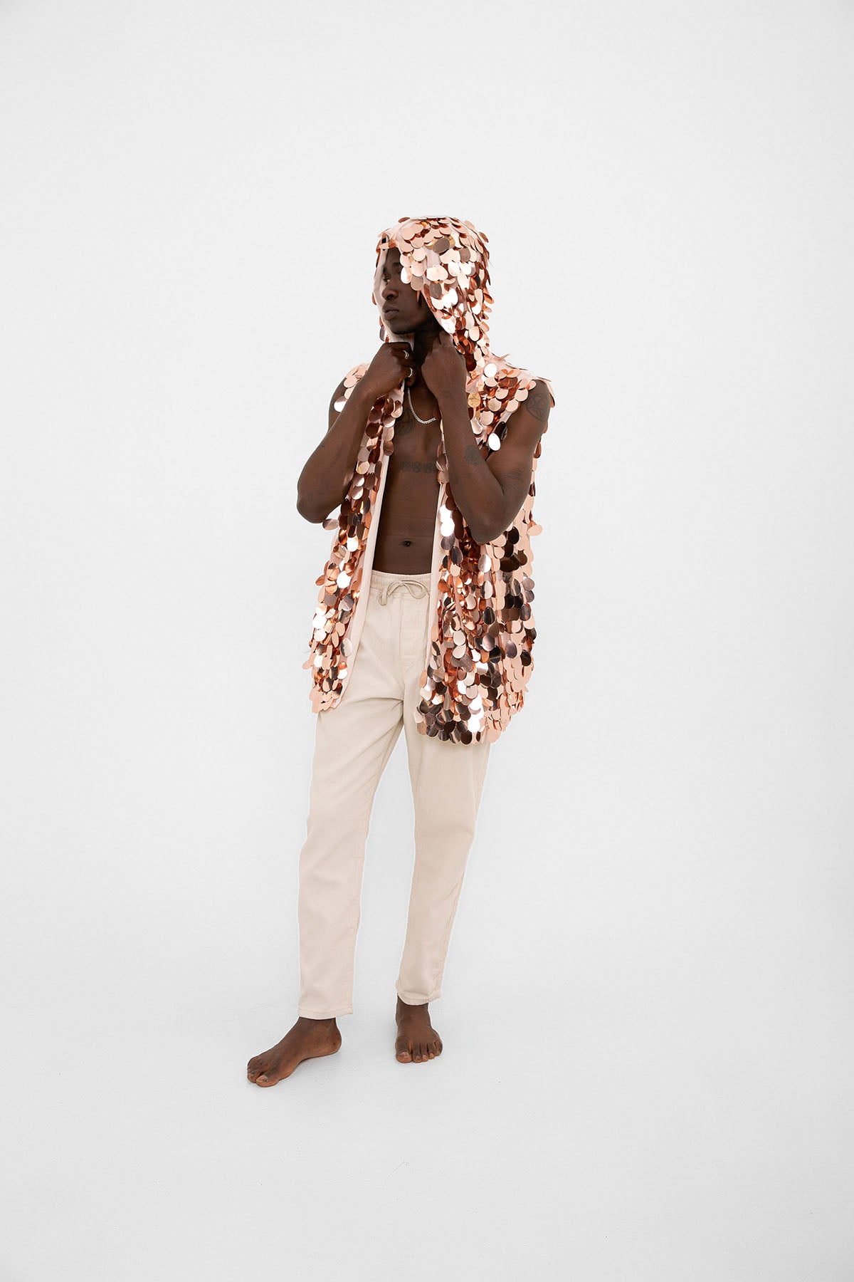 Büyük Gold Pullu Kapüşonlu Yelek