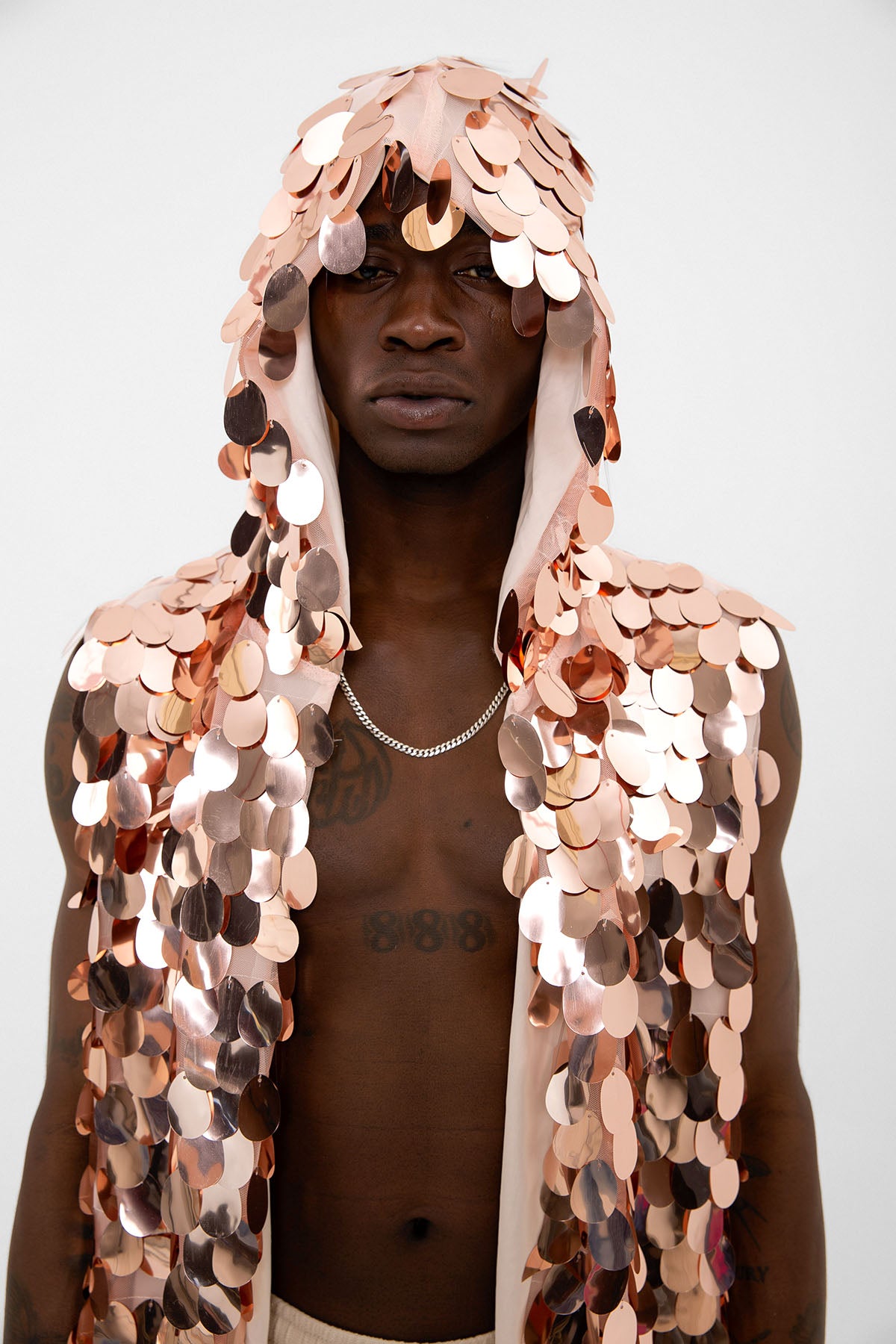 Büyük Gold Pullu Kapüşonlu Yelek