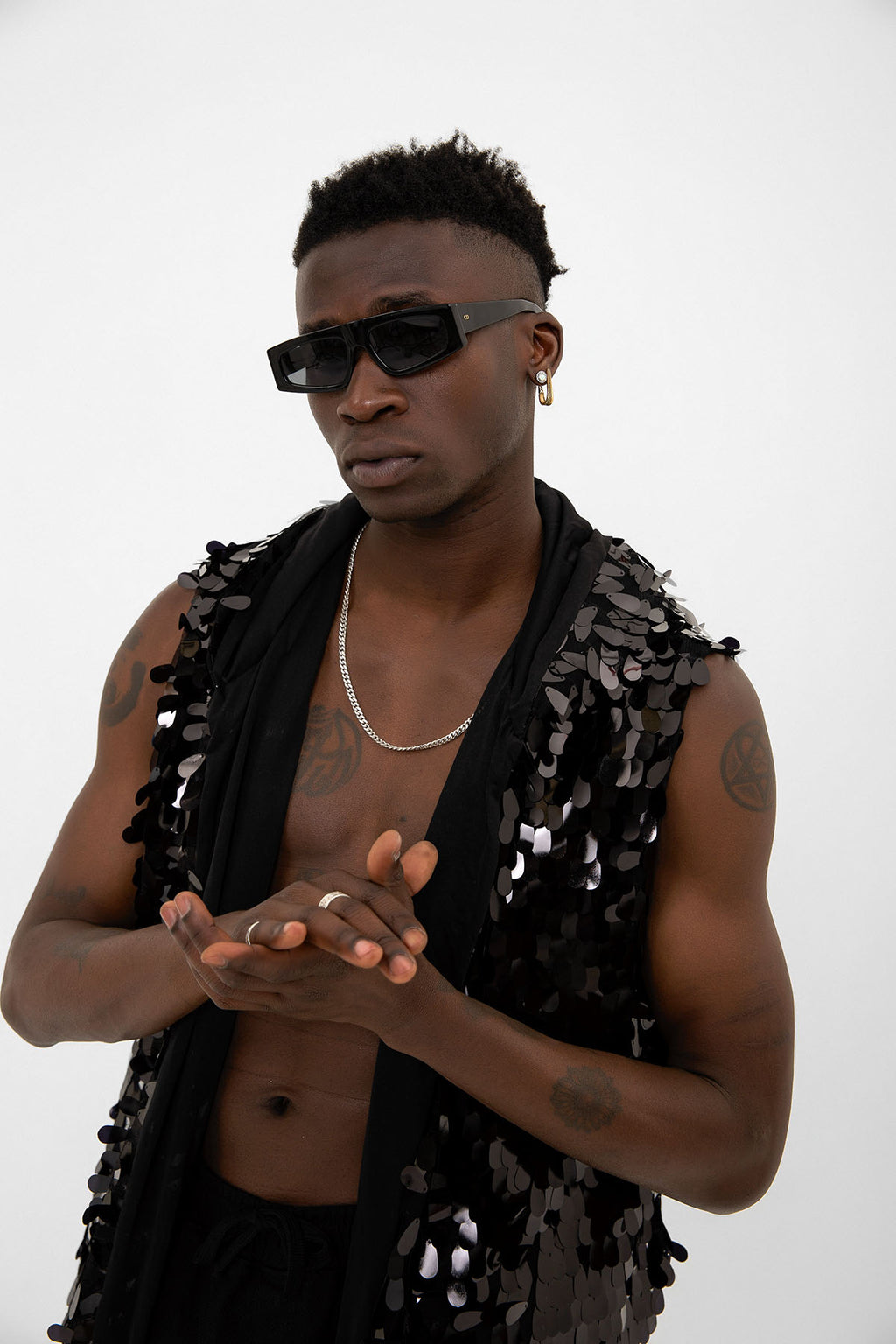 Siyah Büyük Pullu Kapüşonlu Yelek