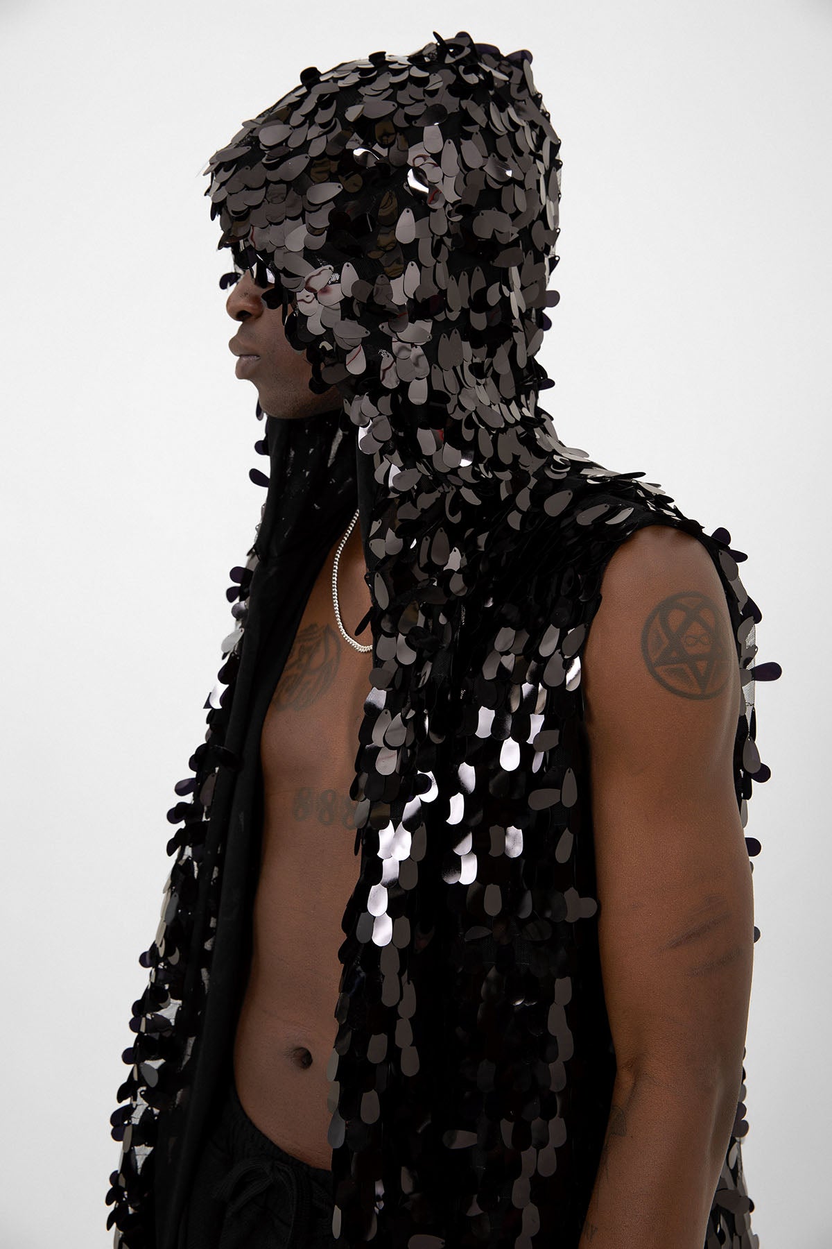 Siyah Büyük Pullu Kapüşonlu Yelek