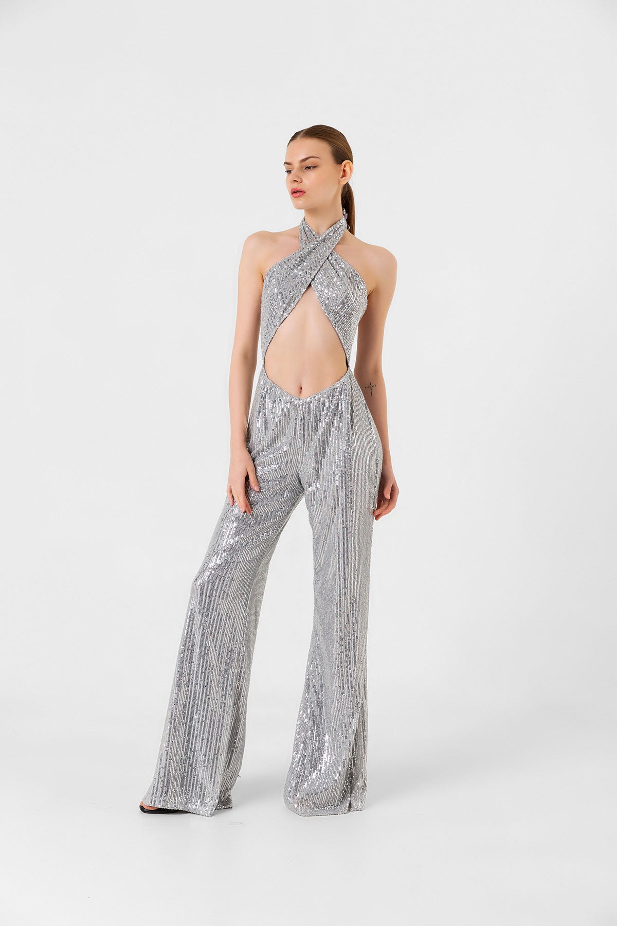 Pul Payetli Halter Yaka Gümüş İspanyol Paça Tulum