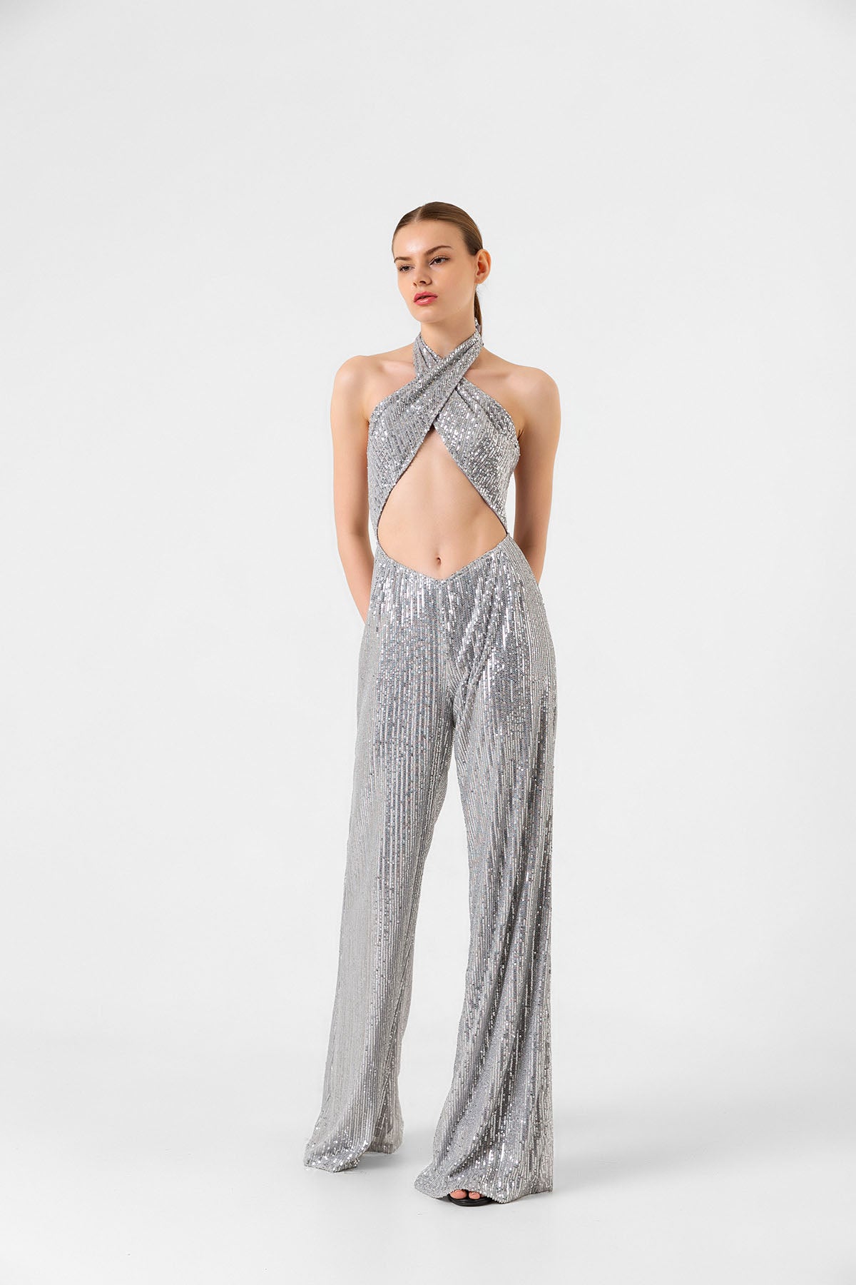 Pul Payetli Halter Yaka Gümüş İspanyol Paça Tulum