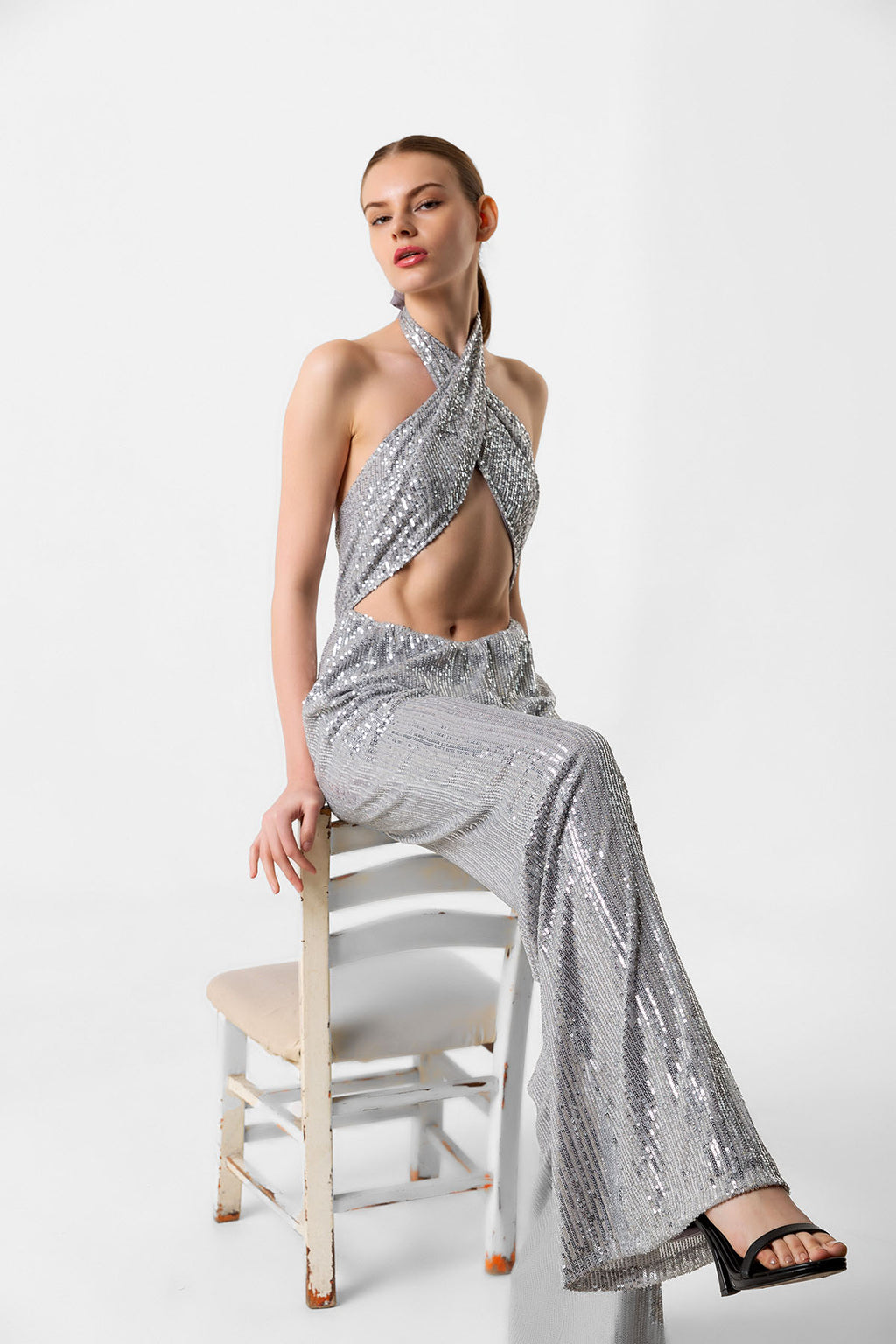 Pul Payetli Halter Yaka Gümüş İspanyol Paça Tulum