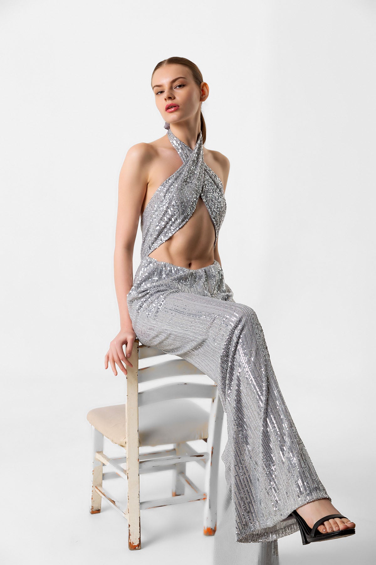 Pul Payetli Halter Yaka Gümüş İspanyol Paça Tulum