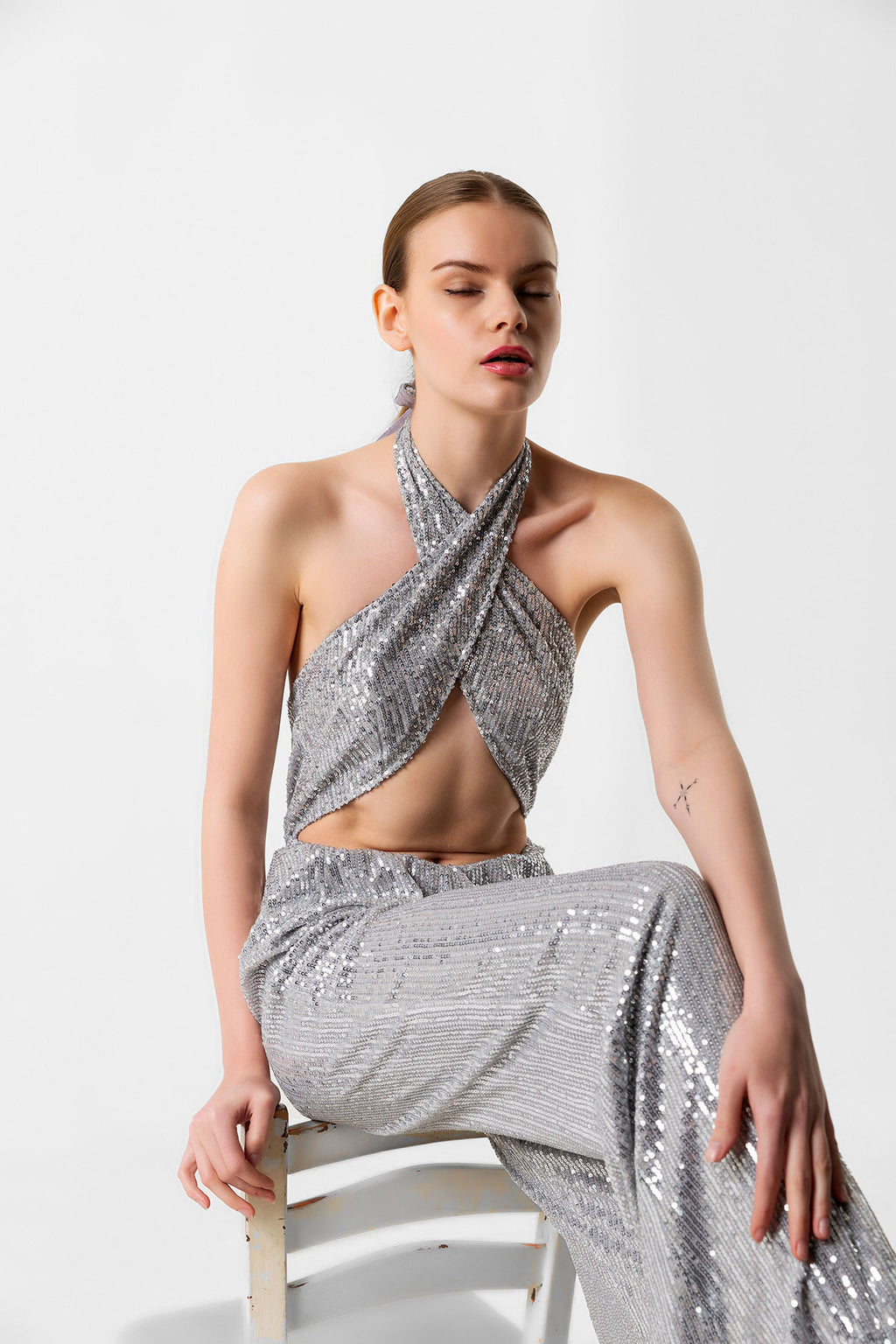 Pul Payetli Halter Yaka Gümüş İspanyol Paça Tulum