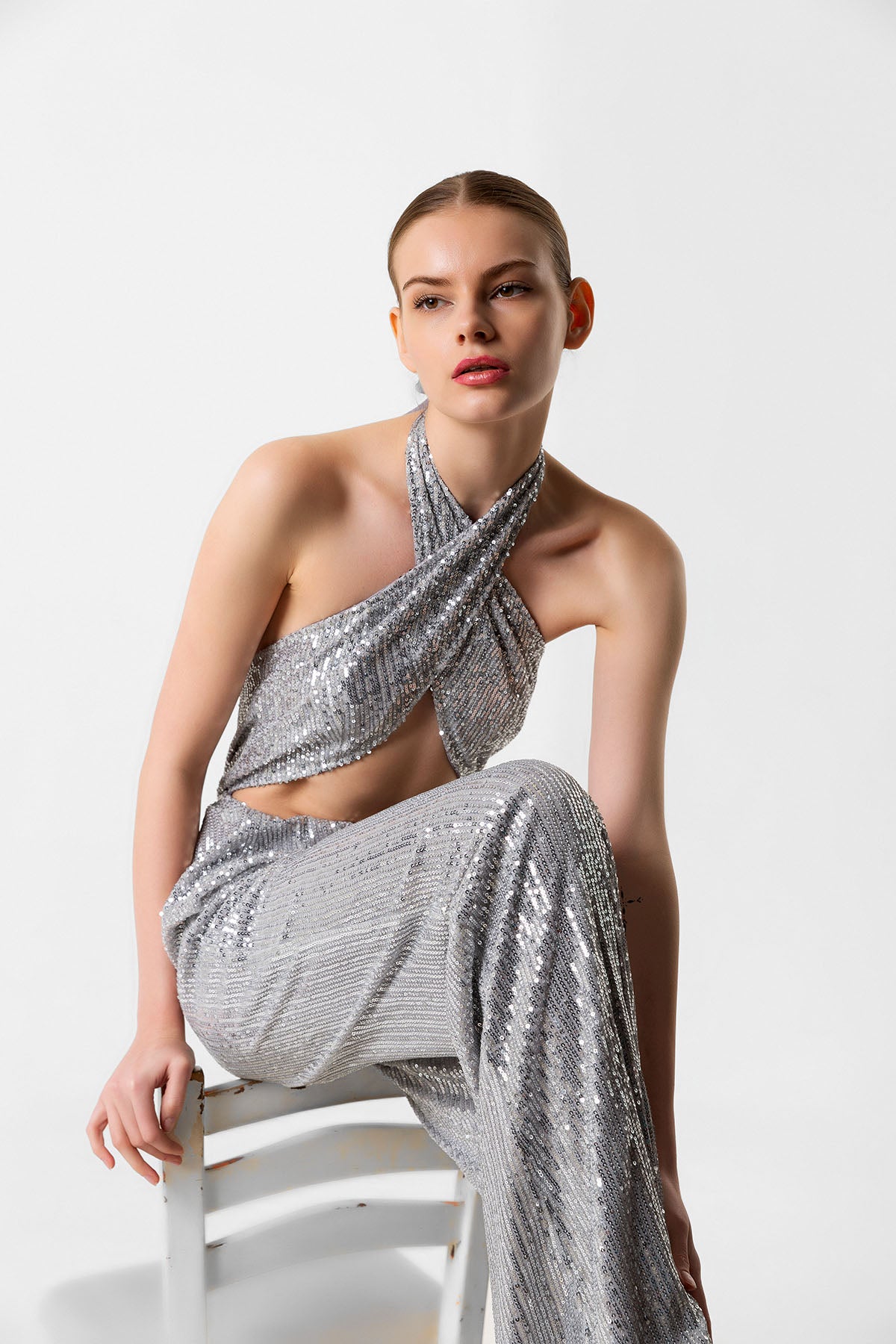 Pul Payetli Halter Yaka Gümüş İspanyol Paça Tulum